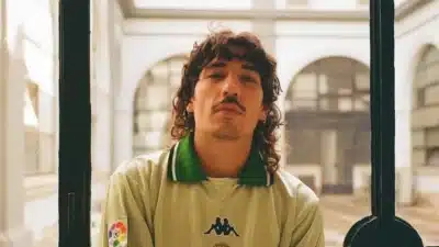 Bellerín recebe prêmio por iniciativa ambiental e mudança para bicicleta