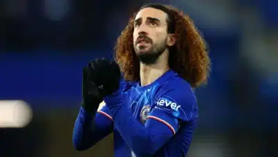 Cucurella se impressiona com máquinas de lavar em evento de eletrodomésticos