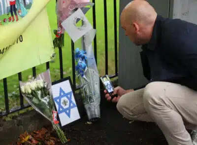 Keir Starmer visita sinagoga de Manchester após ataque antissemita