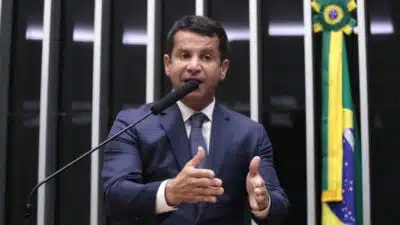 Câmara aprova projeto que regula idade mínima de candidatos e braille Câmara aprova projeto que regula idade mínima de candidatos e braille