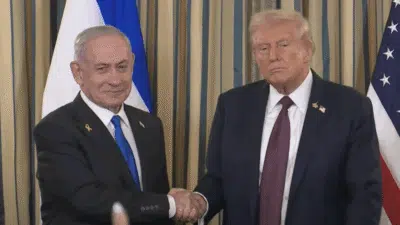 Israel e Hamas assinam acordo histórico de paz e cessar-fogo em Gaza Israel e Hamas assinam acordo histórico de paz e cessar-fogo em Gaza