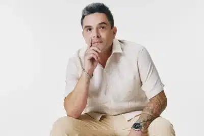 Douglas Torres fatura R$ 111 milhões com IA e lidera empresa de mensagens