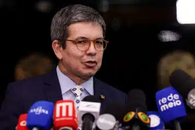 Randolfe Rodrigues cita Pacheco e Messias para sucessão de Barroso no STF Randolfe Rodrigues cita Pacheco e Messias para sucessão de Barroso no STF
