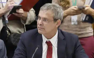 Lindbergh Farias propõe aumento de taxação em casas de apostas e destinação para a saúde