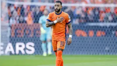 Memphis retorna à seleção holandesa após recuperação no Corinthians. Atacante sofre edema na coxa