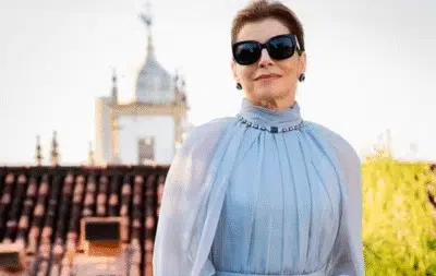 Debora Bloch recebe homenagem emocionante e reencontra o pai