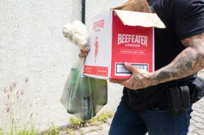 Polícia Civil do RJ apreende milhares de garrafas adulteradas após casos de intoxicação