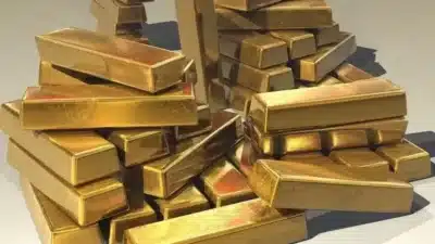 Ouro sobe pela 8ª semana com risco de tarifas dos EUA Ouro sobe pela 8ª semana com risco de tarifas dos EUA