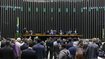Câmara extingue cargos de técnicos em serviços paramédicos; terceirização é aprovada Câmara extingue cargos de técnicos em serviços paramédicos; terceirização é aprovada