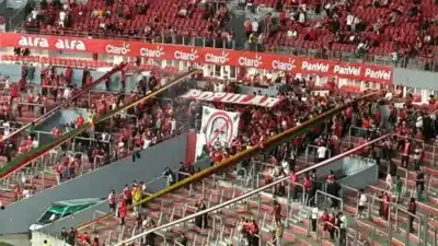 Alessandro Barcellos é alvo de protesto da torcida do Internacional antes do jogo