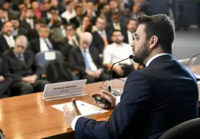 Filipe Martins acusa Moraes e pede revisão da decisão que afastou advogados