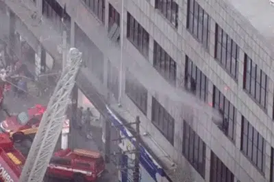 Incêndio destrói prédio comercial no Brás, SP. Fumaça intensa atinge andares