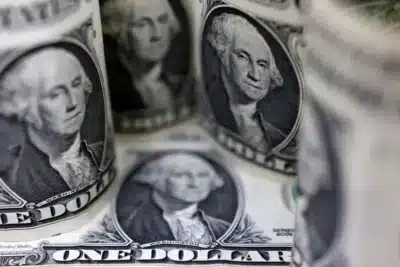 Dólar se mantém estável, mercado aguarda decisão do Fed