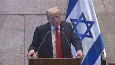 Trump enfrenta interrupção durante discurso em Israel por parlamentar