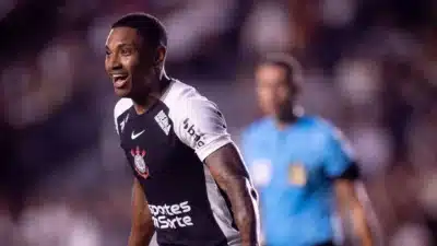 Vitinho sofre artroscopia e é desfalque do Corinthians