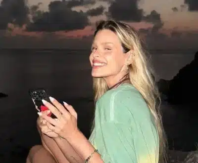 Yasmin Brunet encanta com pose de sereia em praia e avista golfinhos